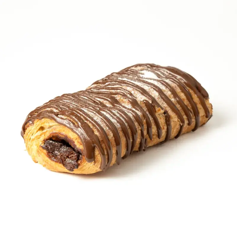 Napolitana de hojaldre rellena de chocolate, con hilos de chocolate por encima