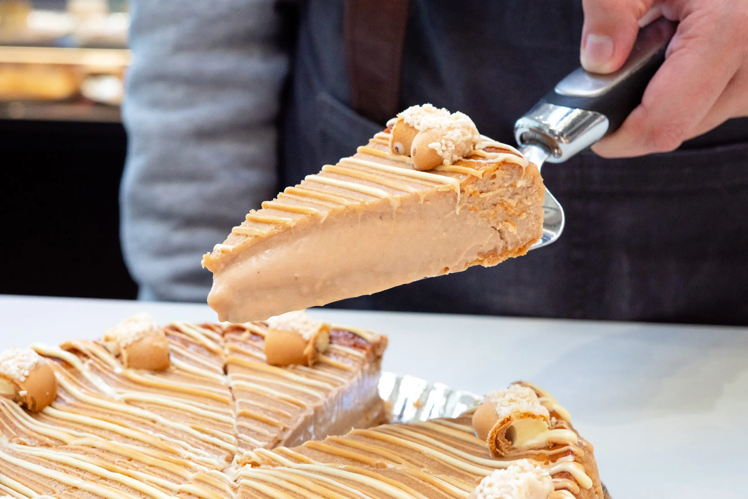 Porción de tarta de queso servida en el Cheesy Brunch