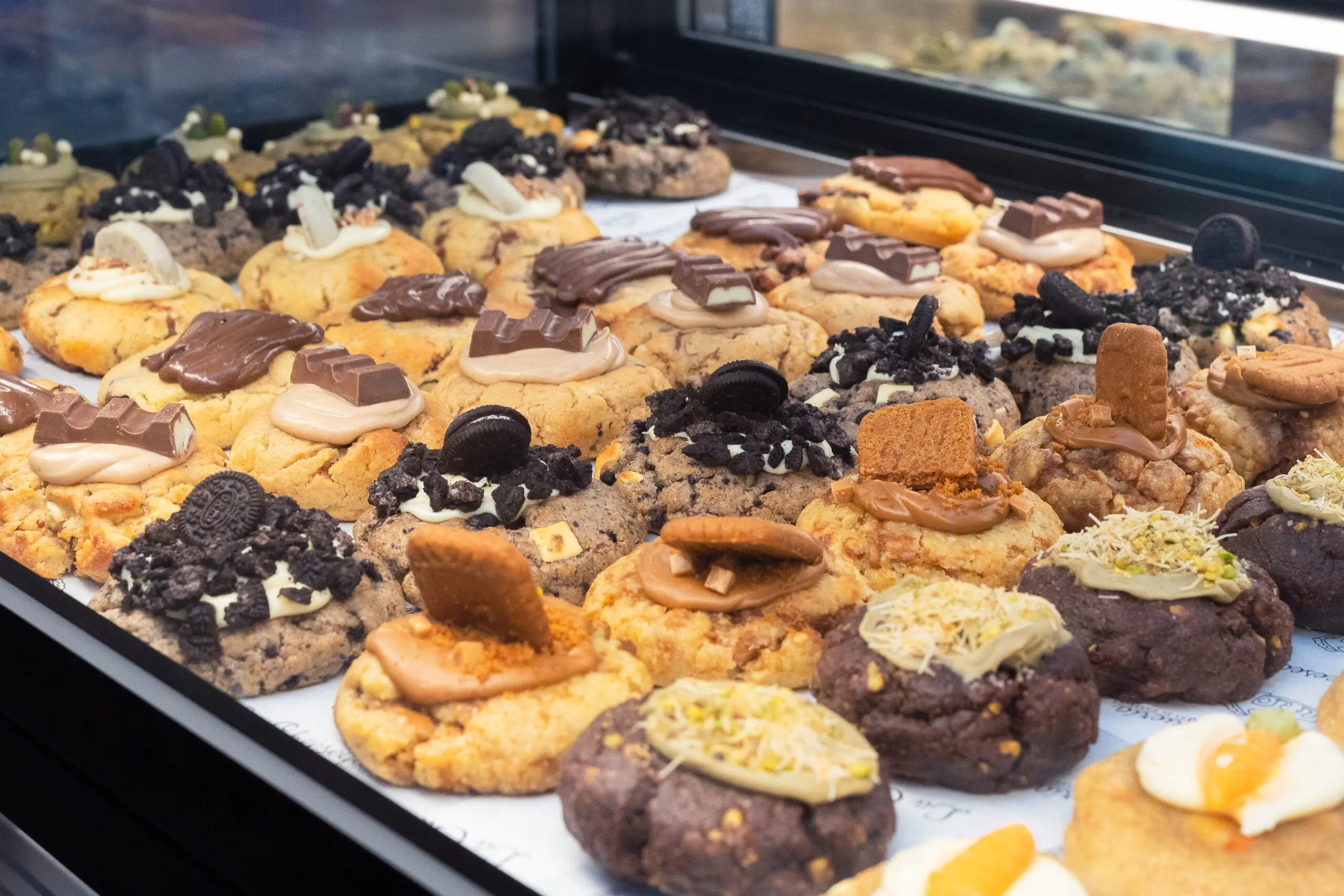Vitrina de una tienda Cheesequería llena de tartas y cookies