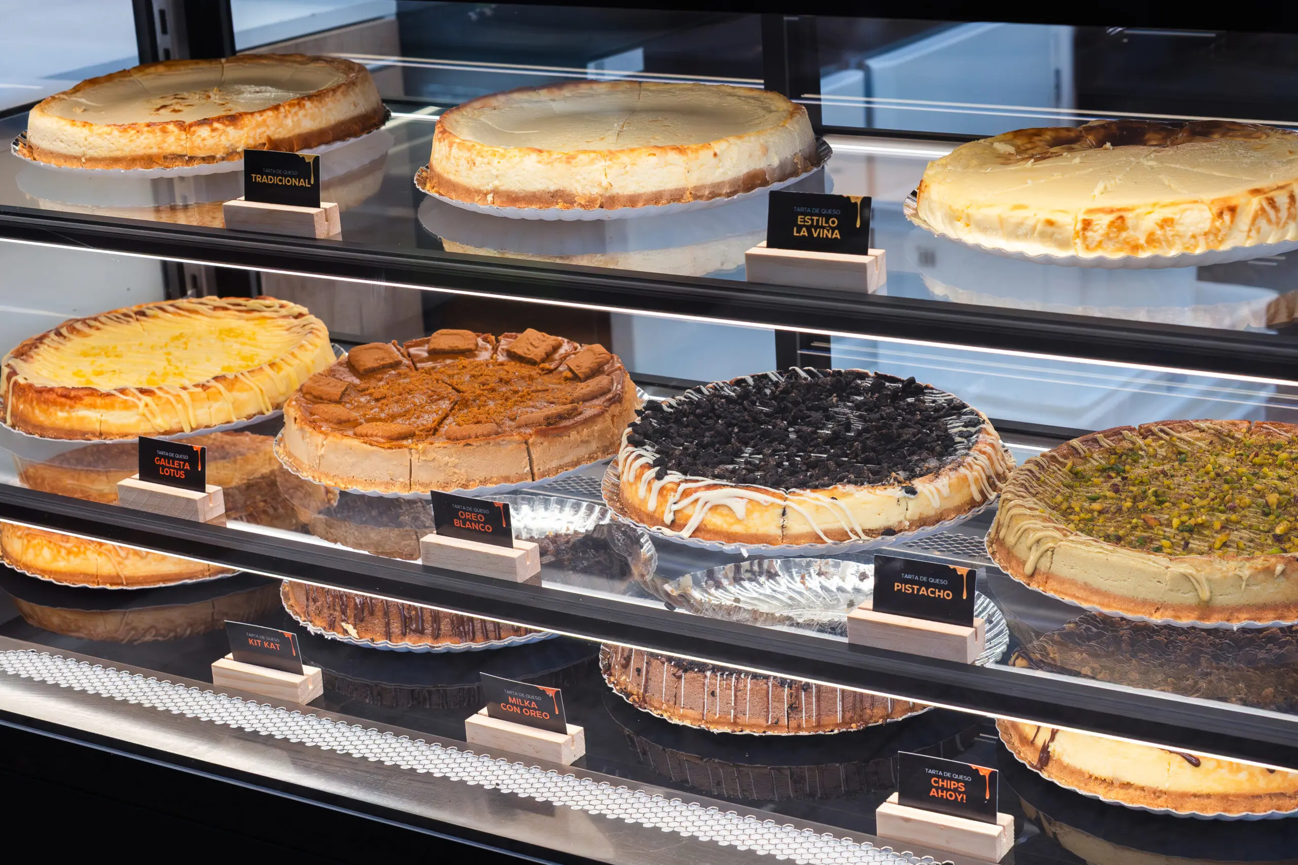 Vitrina de tartas en una tienda Cheesequería