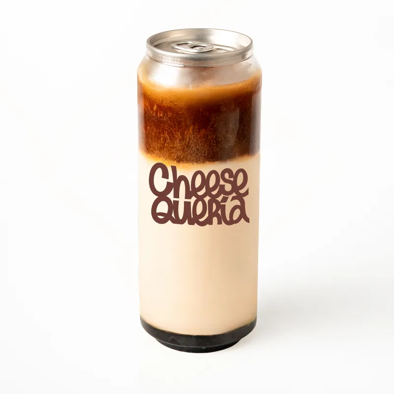 Brown sugar: café oscuro sobre leche y una capa oscura en el fondo, en lata transparente con el logo de Cheesequería