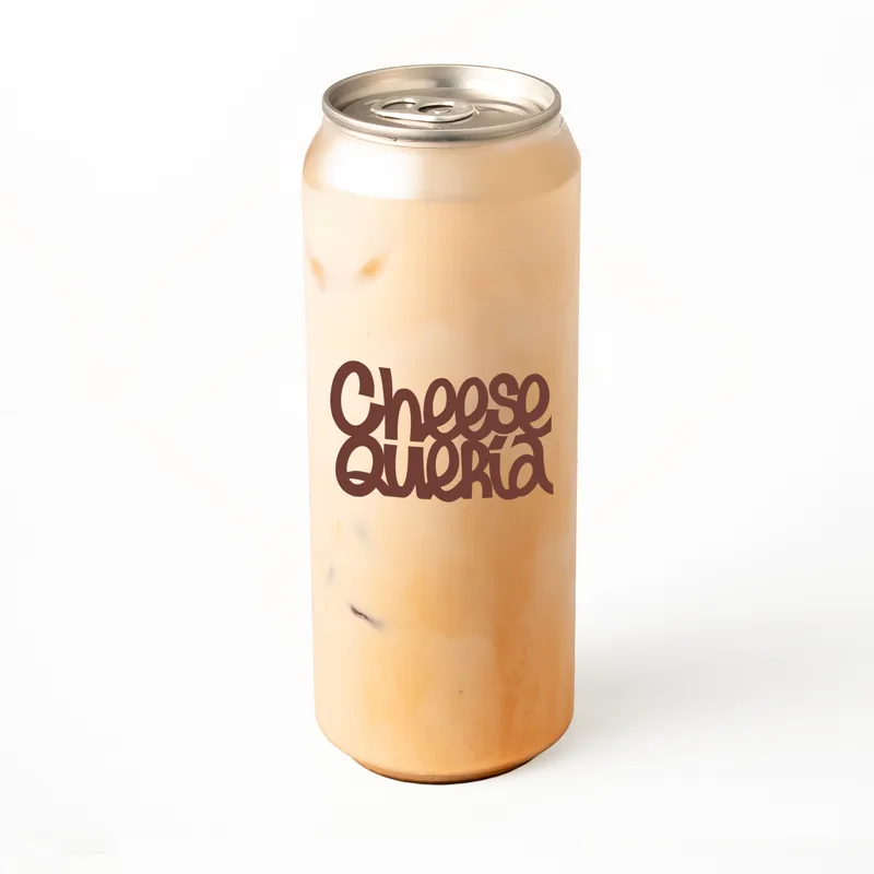 Chai latte frío, de color crema, en lata transparente con el logo de Cheesequería