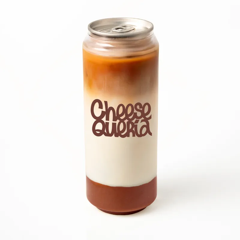Lotus caramelo: café, leche y caramelo en el fondo, en lata transparente con el logo de Cheesequería