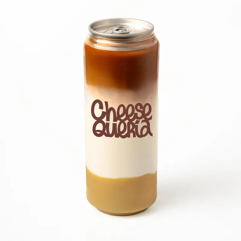 Pistacho ibérico: café, leche y crema de pistacho verde en el fondo, en lata transparente con el logo de Cheesequería