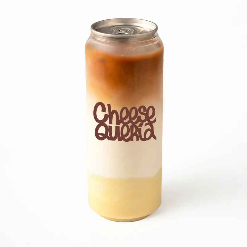 White mocca: café, leche y chocolate blanco en el fondo, en lata transparente con el logo de Cheesequería