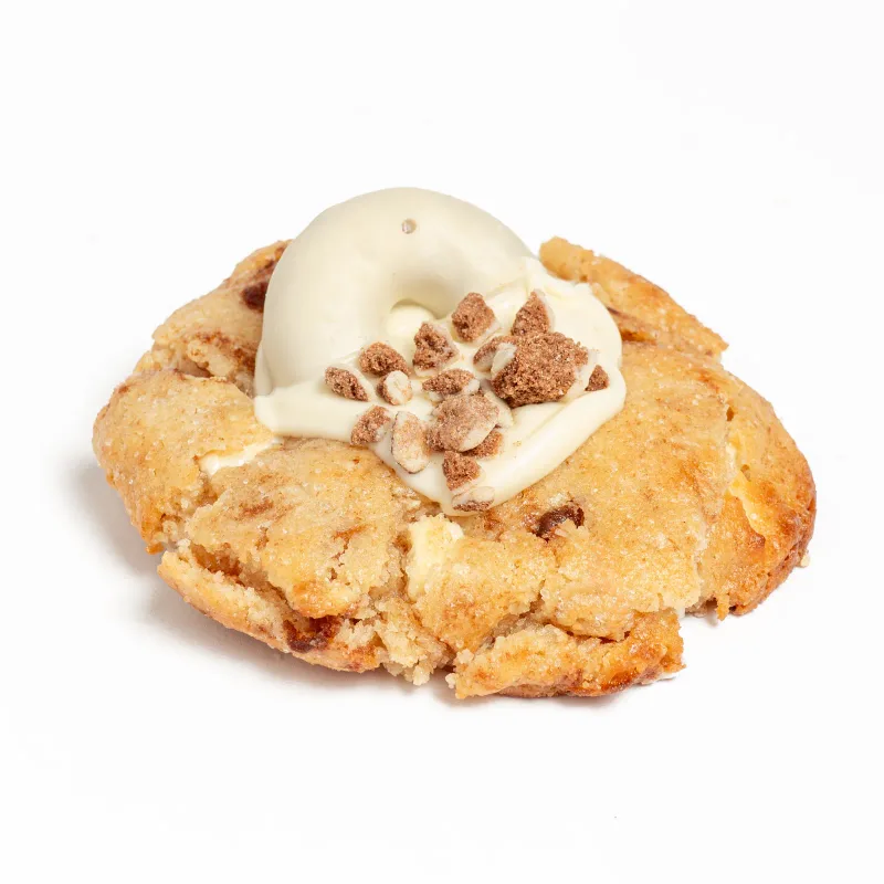 Cookie de Filipinos blancos con crema blanca, un Filipino blanco entero y trocitos de galleta por encima