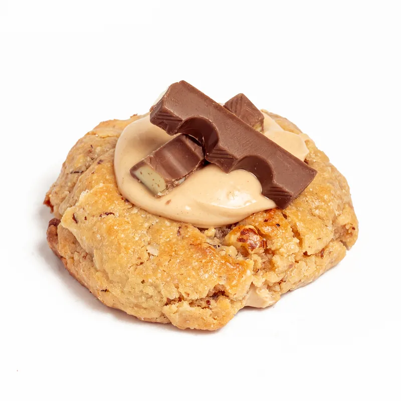Cookie con crema de avellana y onzas de chocolate Kinder por encima