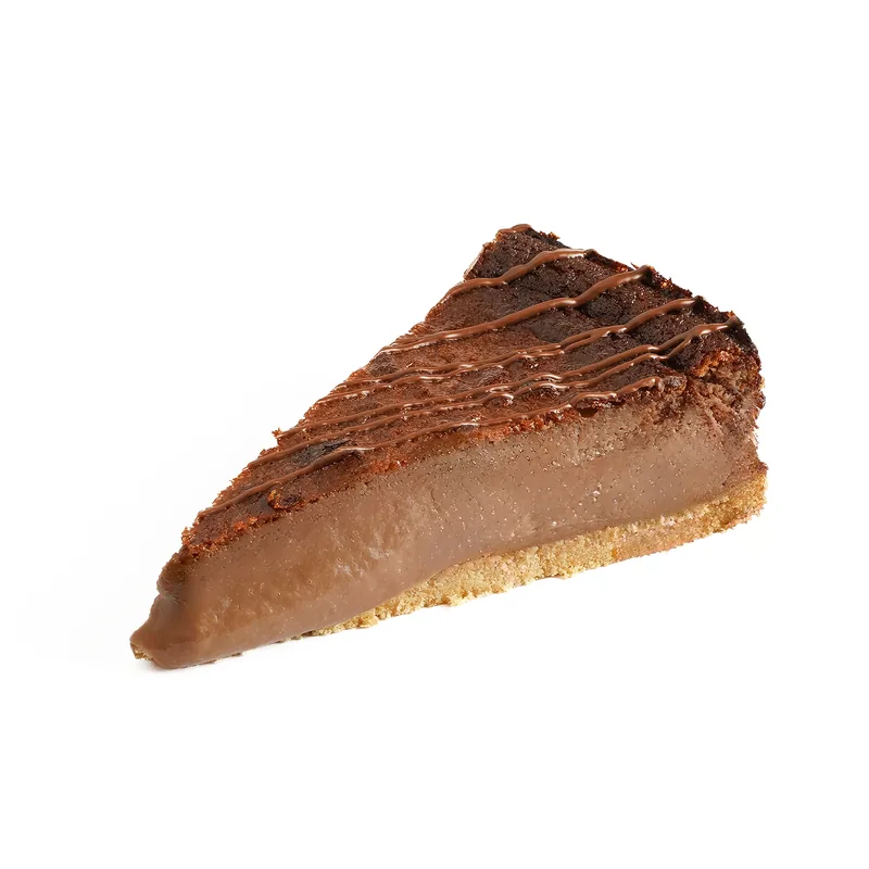 Porción de tarta de queso de Nocilla con interior de cacao, hilos de crema por encima y base de galleta