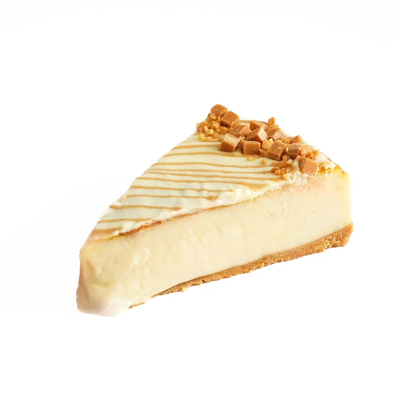 Porción de tarta de queso de Ruavieja con hilos de crema clara y dados de caramelo